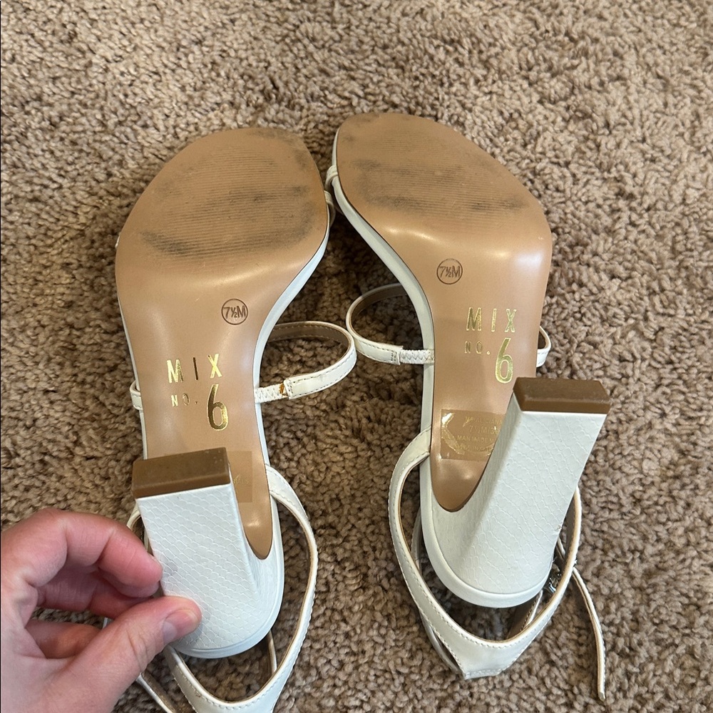 Women’s white sandals - Picture 3 of 3